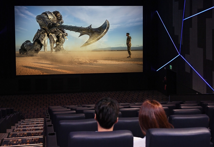 Samsung Electronics has introduced the world’s first LED screen for movie theaters, at the Lotte Cinema at Lotte World Tower in Jamsil, southeastern Seoul. (Samsung Electronics)